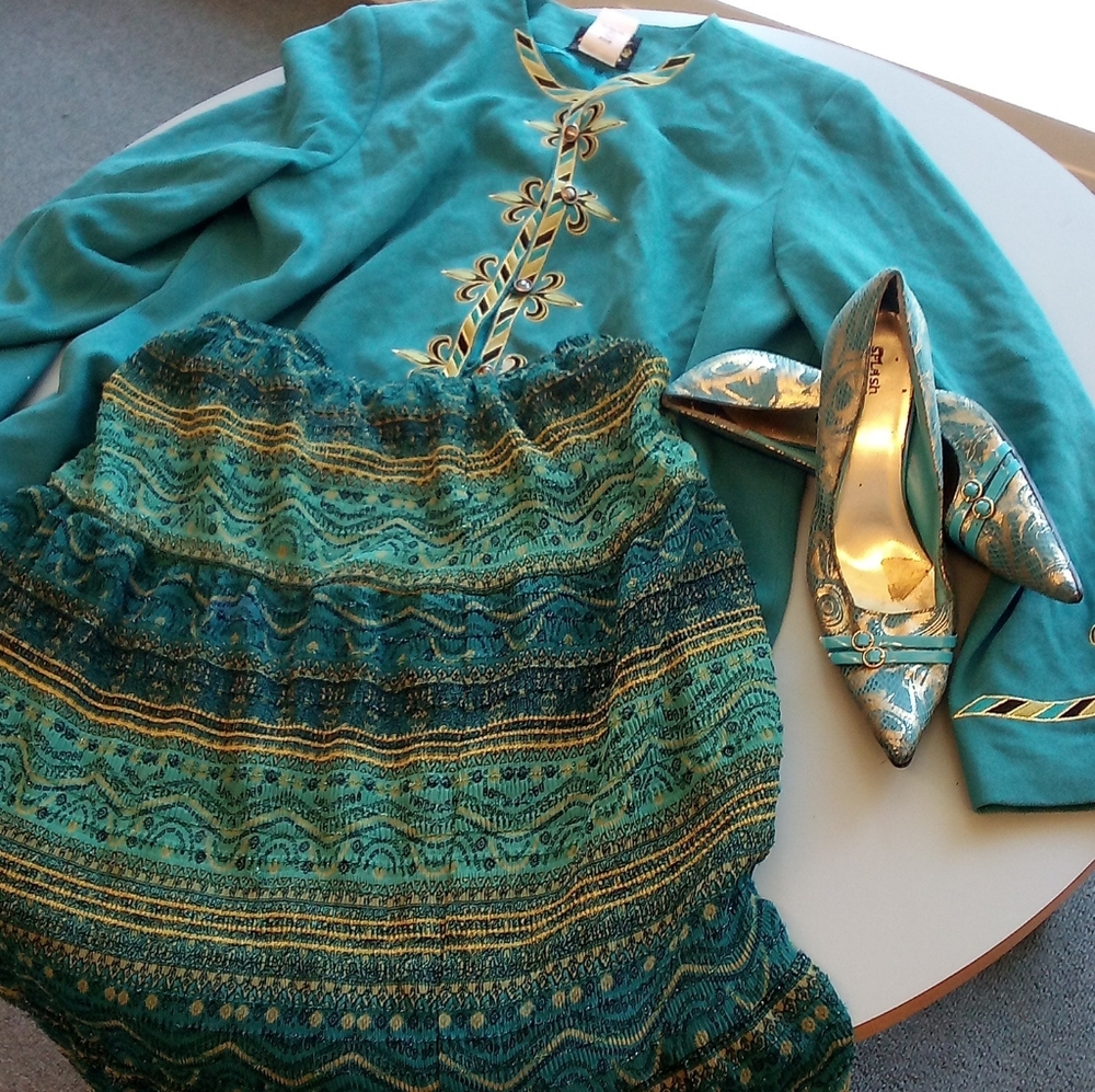 Cute Blazer, Ankle length skirt and matching heels.